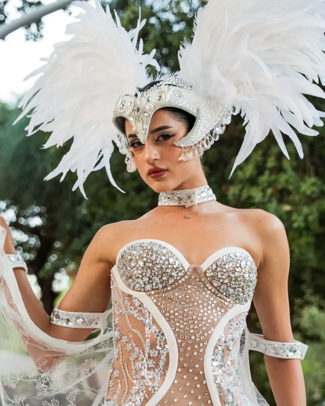 bit·z etkinliğinde beyaz tüylü başlıklı dansçı