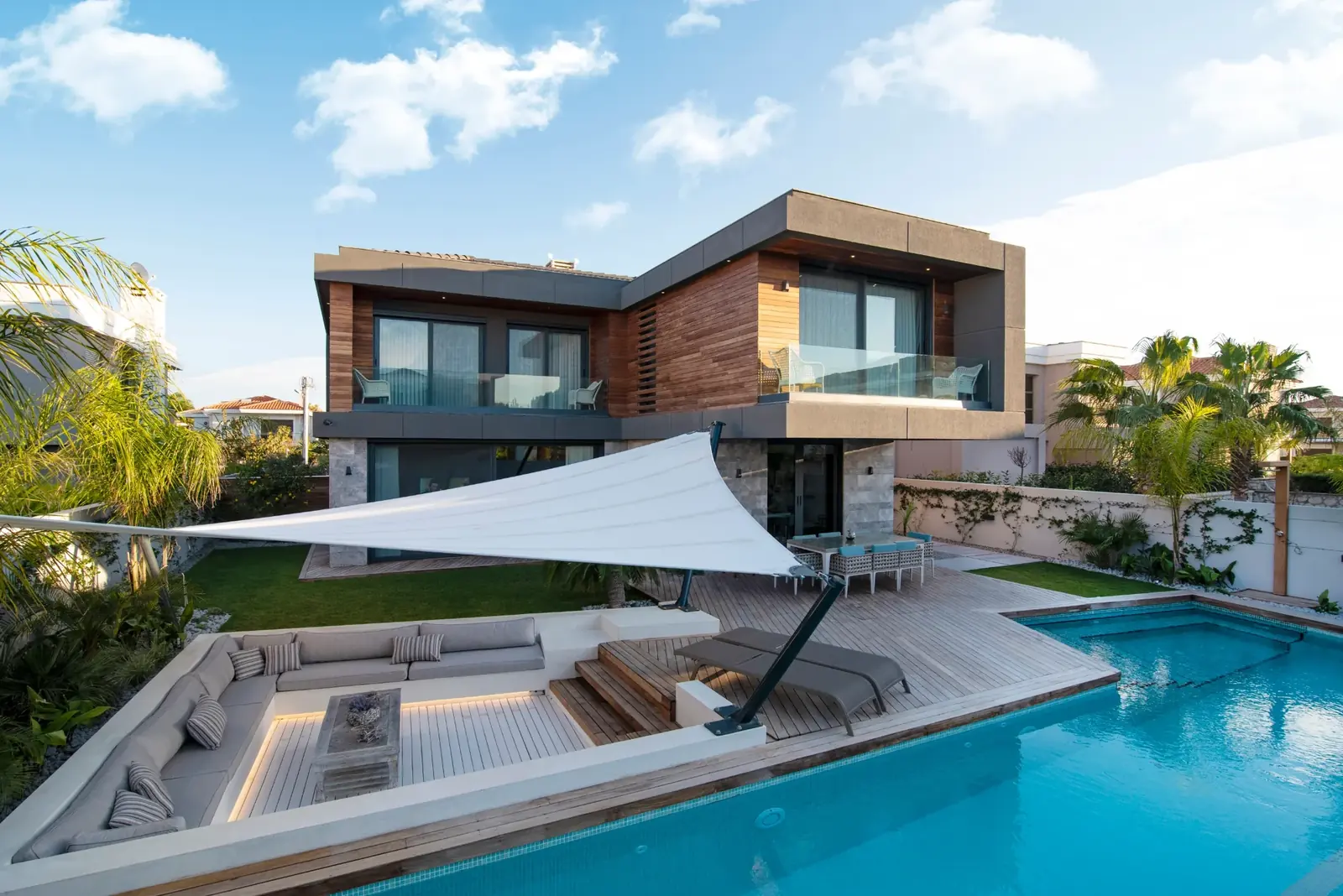 Havuzlu, ahşap cepheli modern villa