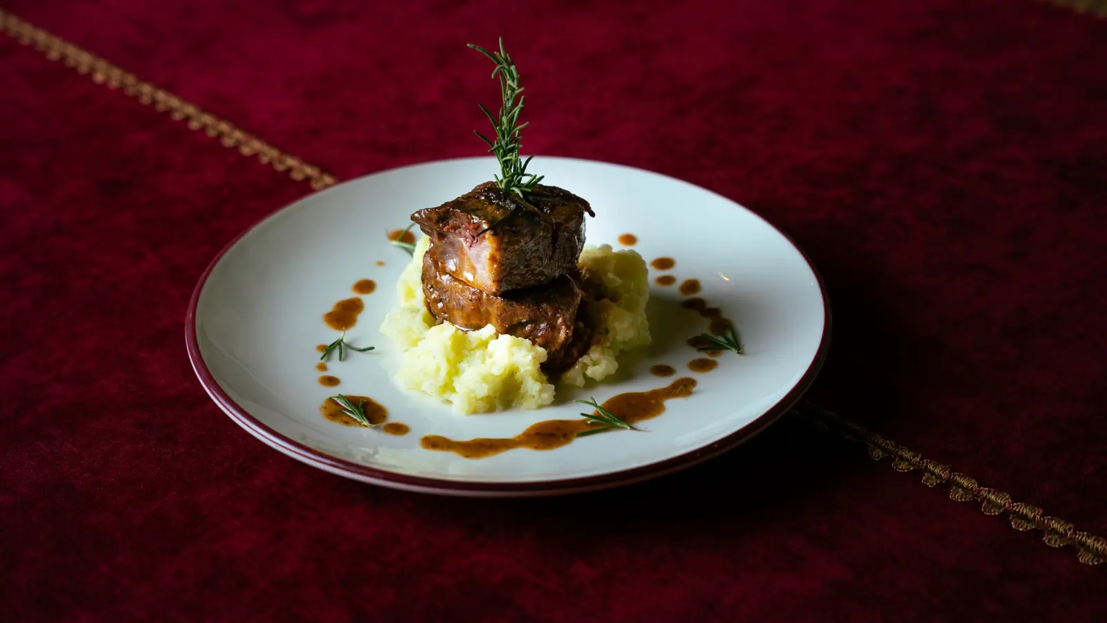 Patates püresi üzerinde biberiyeli et yemeği