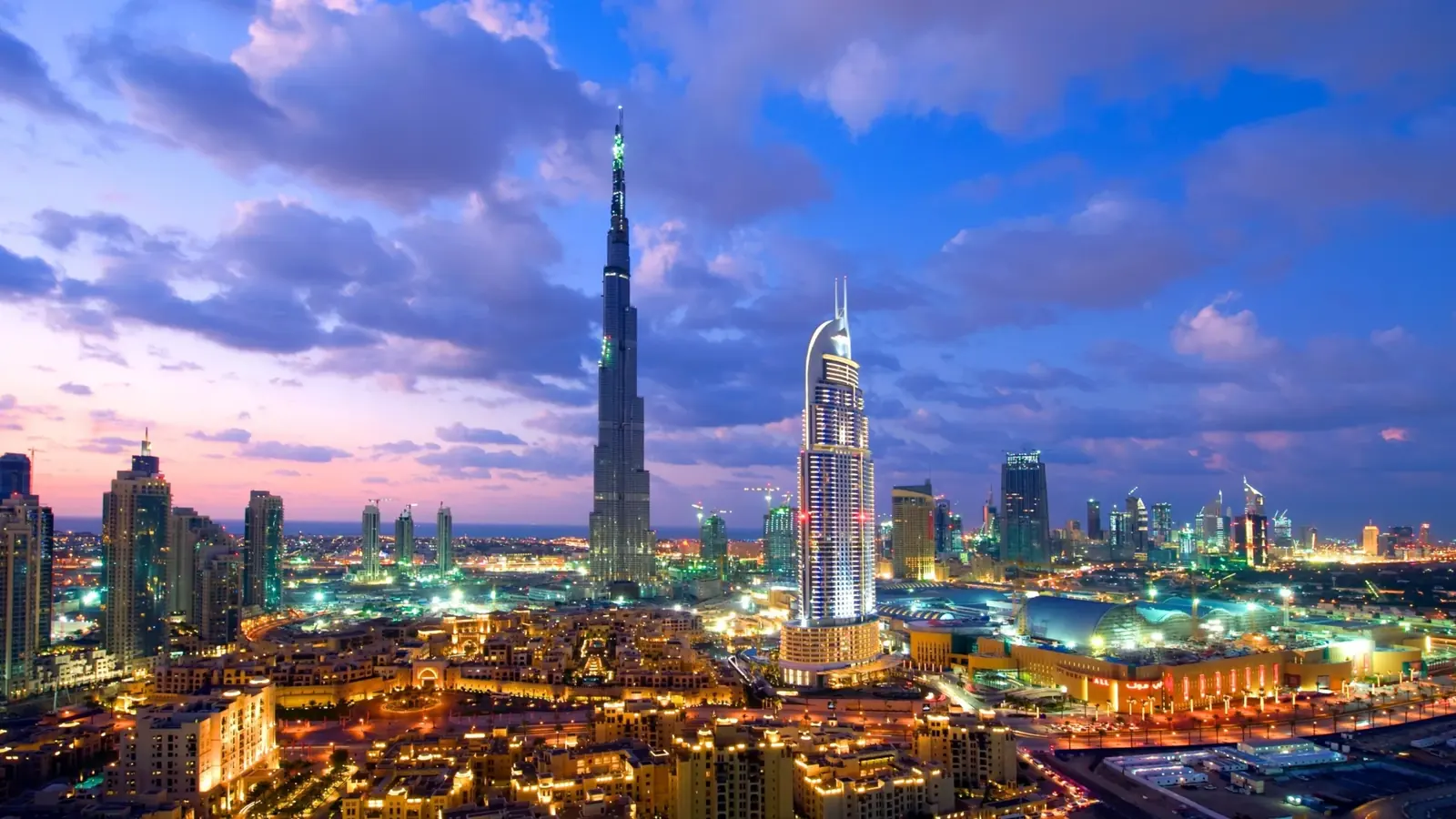 Akşam ışıklarıyla Burj Khalifa ve Dubai şehir manzarası