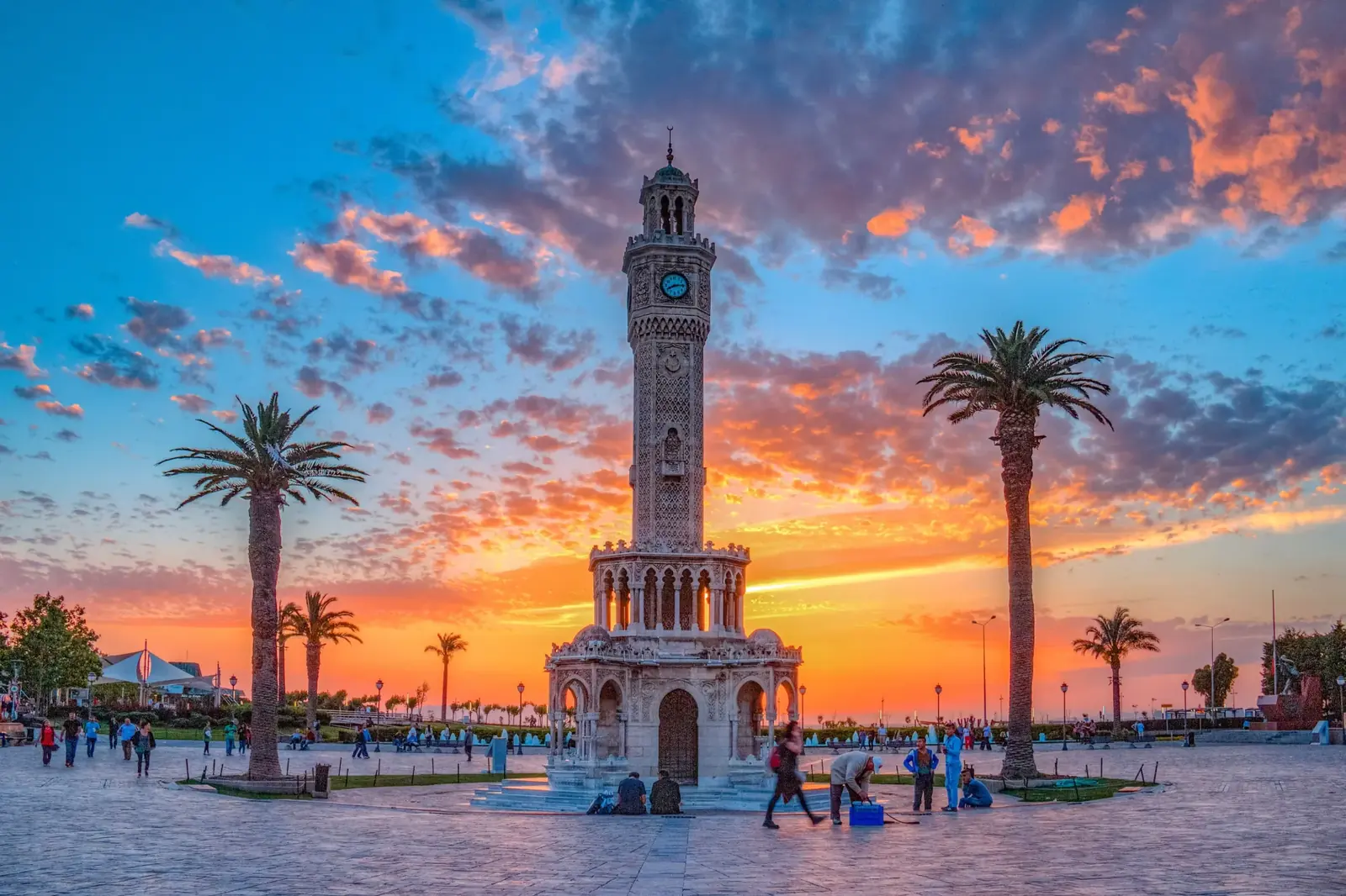 Gün batımında İzmir Saat Kulesi ve palmiyeler